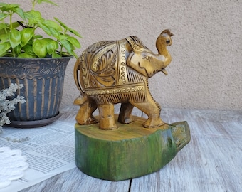 ヴィンテージの手彫りの木製象、スリランカの民芸品の置物、ダーク