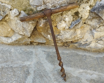 Vintage houtboor: rustiek handgesmeed timmermansgereedschap
