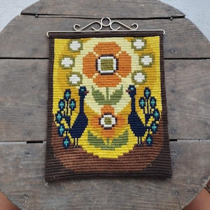 ヴィンテージ スウェーデン製 ハンドメイド 孔雀 鳥 壁飾り ウール 壁飾り 金属ハンガー付き 刺繍 孔雀 花 タペストリー ウールアート