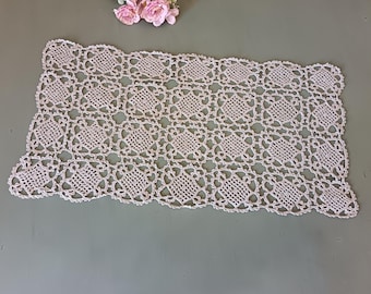 Lenço de crochê vintage para penteadeira, caminho de mesa artesanal em algodão cru.