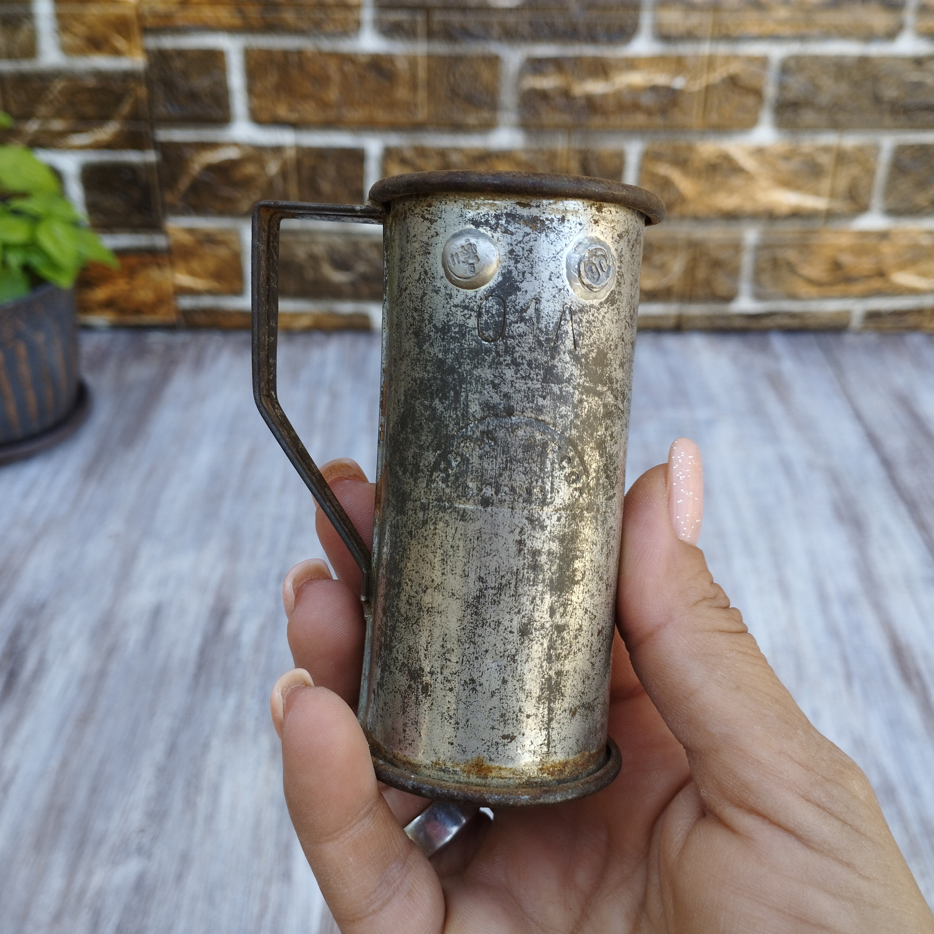 ヴィンテージアルミ製アルコール計量カップ、100ml、ハンドル付き素朴