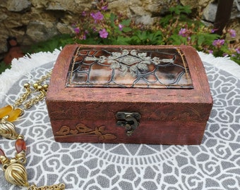 Antigua caja de madera renovada, Caja con elemento de cuero en la tapa, Nueva vida para una caja vintage, Caja forrada, Caja en color rojo cobre antiguo