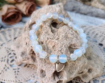 Bracciale con perline di opalite e ciondolo a forma di cuore in acciaio.
