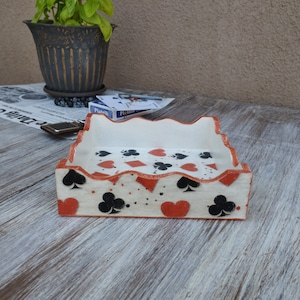 Dekorierter hölzerner Herrenaccessoireshalter, Schlüsselhalter, Spielkartenhalter, Herrentablett, Spielkartendesign, Weiß, Schmuckhalter, für Ihn