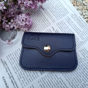 古い小さなフェイクレザーの小銭入れ、留め金付きヴィンテージ財布、ダークブルーの財布、3つのコンパートメントのある財布、コインホルダー、小さな財布