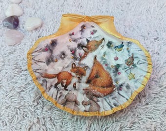 Vassoio portaoggetti con conchiglia di capesante in decoupage: scena invernale con volpe, piatto ad anello