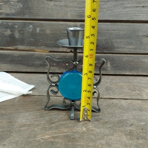 Candeliere vintage in ferro forgiato a mano con vetro blu - Arredamento scandinavo anni '70 immagine 5