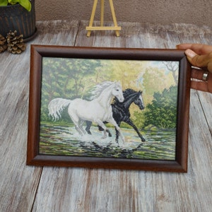 フレーム付き手刺繍の絵、「疾走する馬」、馬のタペストリー、馬のゴブラン織り、1:1 ステッチのタペストリー、完成したニードルポイント