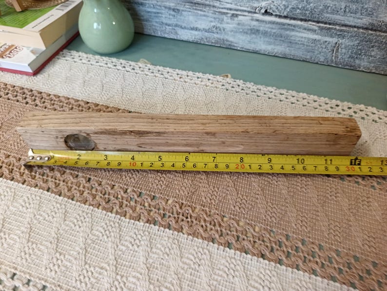 Pu&ograve; includere: Un livello in legno con un livello a bolla in metallo al centro. Il livello &egrave; lungo circa 50 cm.