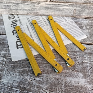 Vintage bulgarischen Zimmermanns Lineal, altes Holzlineal, gelbes Lineal, Messlineal, Taschenlineal, Taschenlineal, Zimmermannswerkzeug
