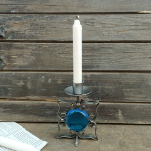 Candeliere vintage in ferro forgiato a mano con vetro blu - Arredamento scandinavo anni '70 immagine 2
