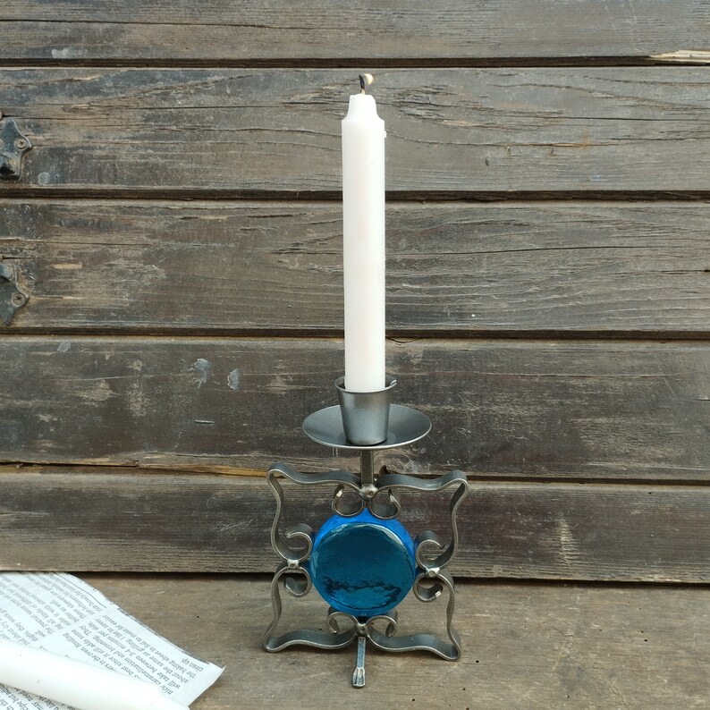 Candeliere vintage in ferro forgiato a mano con vetro blu - Arredamento scandinavo anni '70 immagine 2