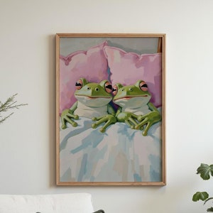 Romantisches Paar Frosch im Bett Vintage Druck, Frosch in Pastellrosa Kunstdruck, Vintage Schlafzimmer Tierbild, gemütliches Wanddekor