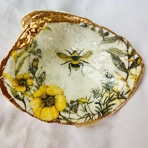 Bee Trinket dish, resin clam shell decor, shell art, unique gift, ring dish, keys trinket dish, paperweight