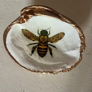 Bee Trinket dish, resin clam shell decor, shell art, unique gift, ring dish, keys trinket dish, paperweight