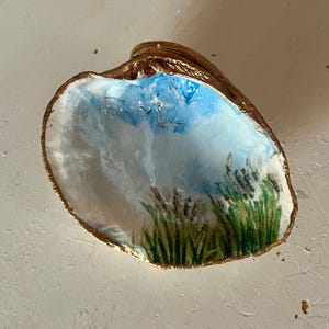 Beach Trinket dish, resin clam shell decor, shell art, unique gift, ring dish, keys trinket dish, paperweight,