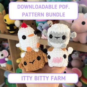 Könnte beinhalten: Gehäkelte Bauernhoftier-Amigurumi, darunter ein Huhn, ein Schaf, eine Kuh und ein braunes Lamm. Die Tiere sind weiß, braun und hellbraun mit schwarzen Augen. Der Text "DOWNLOADABLE PDF. PATTERN BUNDLE" und "ITTY BITTY FARM" sind zu sehen.