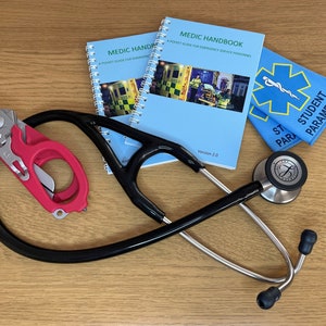 Medic Handbook - Essential pocket sized guide for paramedics, ambulance technicians, EMT's, students. Diagnostic and history taking tool.