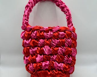 Bolso de mano con cinta de satén a cuadros / Bolso de mano de ganchillo a cuadros hecho a mano con asas cortas / Regalo para ella, bolso de fiesta y de noche