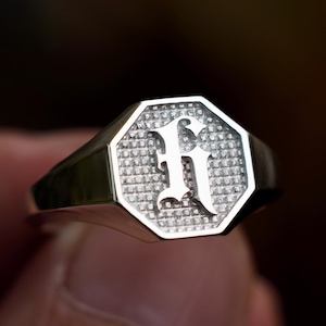 Anillo con sello inicial personalizado en plata de ley 925: anillo minimalista con letra personalizada, regalo hecho a mano para él o para ella. Anillo simbólico para el día a día.