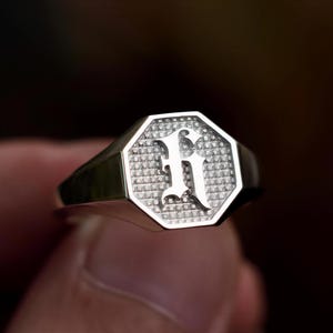 Aangepaste initiaal zegelring: 925 sterlingzilver, gepersonaliseerde gotische letter minimalistische band, symbolische ring