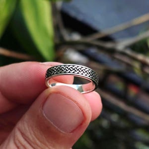 Personlig keltisk knutring i sterlingsilver - matchande graverade sammanflätade parsmycken - handgjord irländsk stil för honom och henne