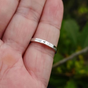 カスタム刻印入りスターリングシルバーリング - 姉妹の名前と日付を刻印した記念品 - ミニマルで繊細なギフトジュエリー - 重ね付け可能なバンド