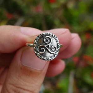 Pierścień sygnetowy Triskelion: Srebro próby 925, celtycki spiralny symbol, biżuteria z reliefem 3D, grawerunek na zamówienie