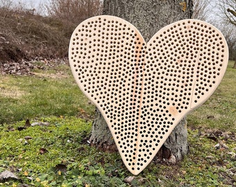 Bienenhotel aus Naturholz groß       bis zu 500 Bohrungen wurden in einem Herz eingearbeitet