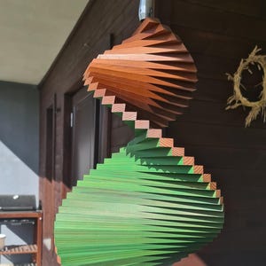 Toupie à vent en bois, décoration de jardin cinétique en bois de qualité supérieure, art de moulin à vent suspendu durable pour l'extérieur, spirale vert forêt et marron