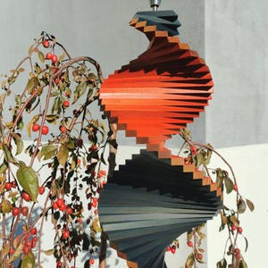 Éolienne en bois - Décoration de jardin. Art de jardin suspendu de style carillons éoliens cinétiques. Spirale de rotation à l'extérieur. Décoration de terrasse ou de terrasse. Rouge et bleu