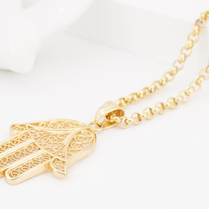 Portugese filigraan geïnspireerde middelgrote en grote hand van Onze-Lieve-Vrouw van Fatima in ketting, goudkleurig roestvrij staal, Portugese mode sieraden
