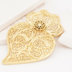 Une très belle grande broche de bijoux vintage en filigrane de tige de