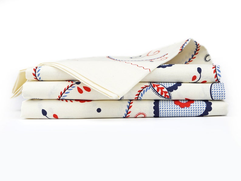 Portuguese Tablecloth Viana Tradicional Print Round Red & Blue 100