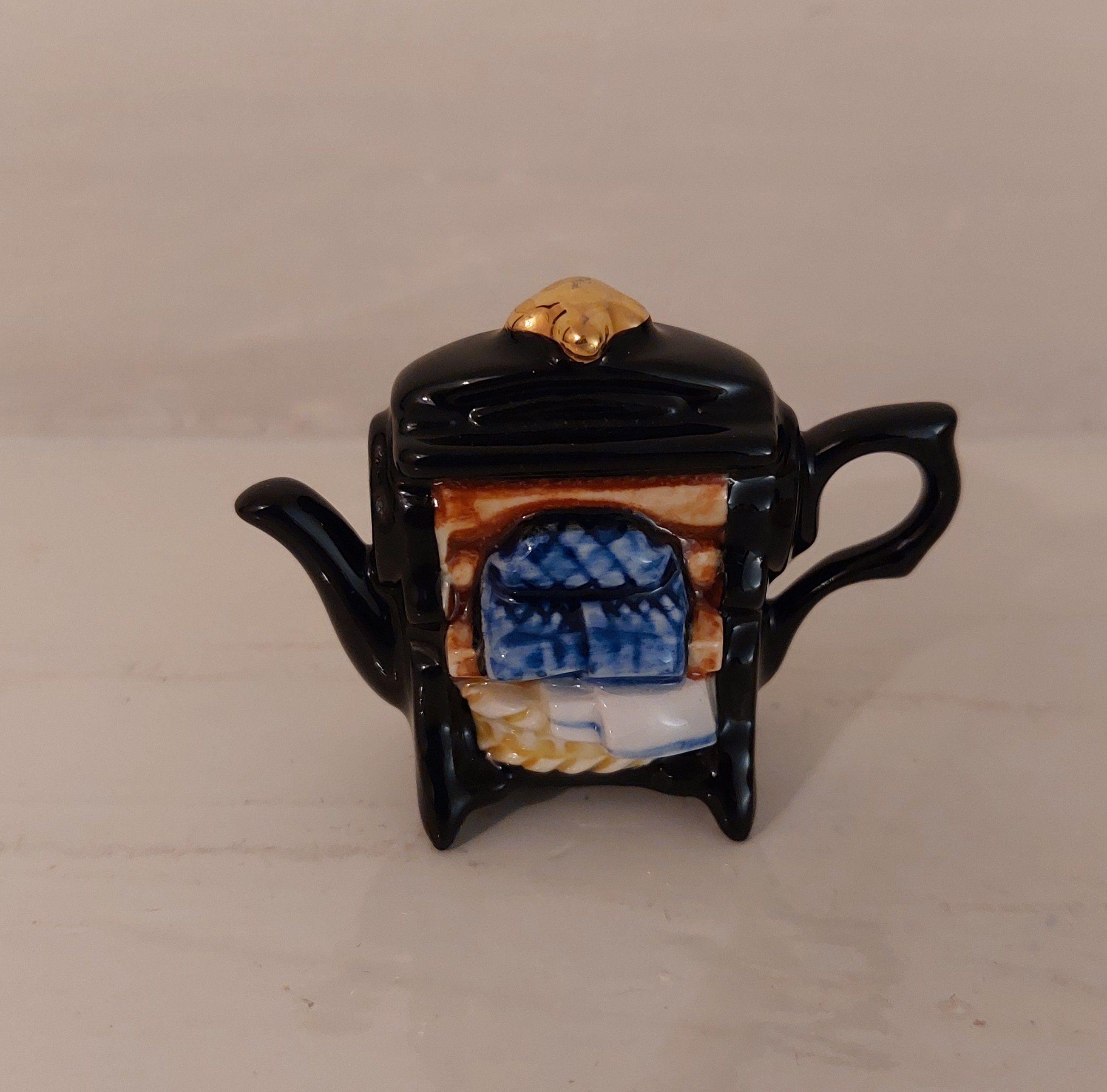 ミシン&オールドウィロー&猫さんのティーポット型置物 ポール・カーデュー ミシン&オールドウィロー&猫さんのティーポット型置物 ポール