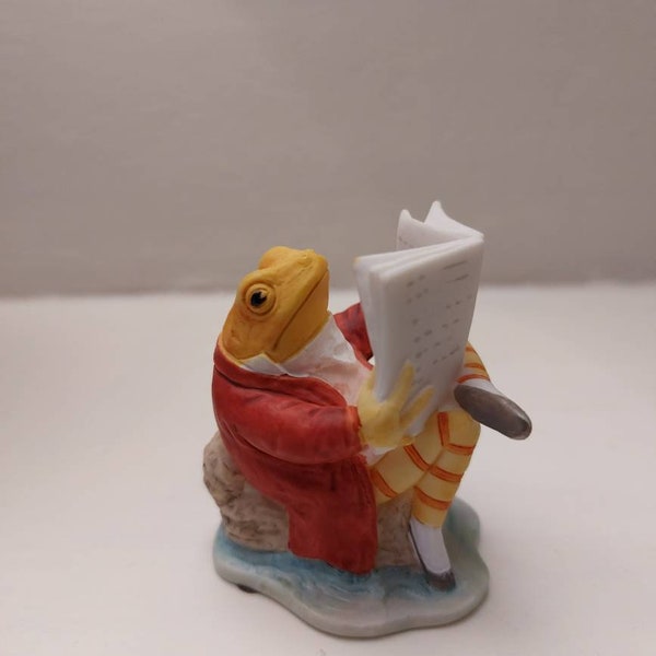 vintage Peter Rabbit Beatrix Potter Mr Jeremy Fisher Reading Miniature Figurine A23441 Frederick Warne and Co par Enesco