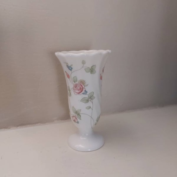 Vintage Wedgwood Rosehip Fluted small vase.