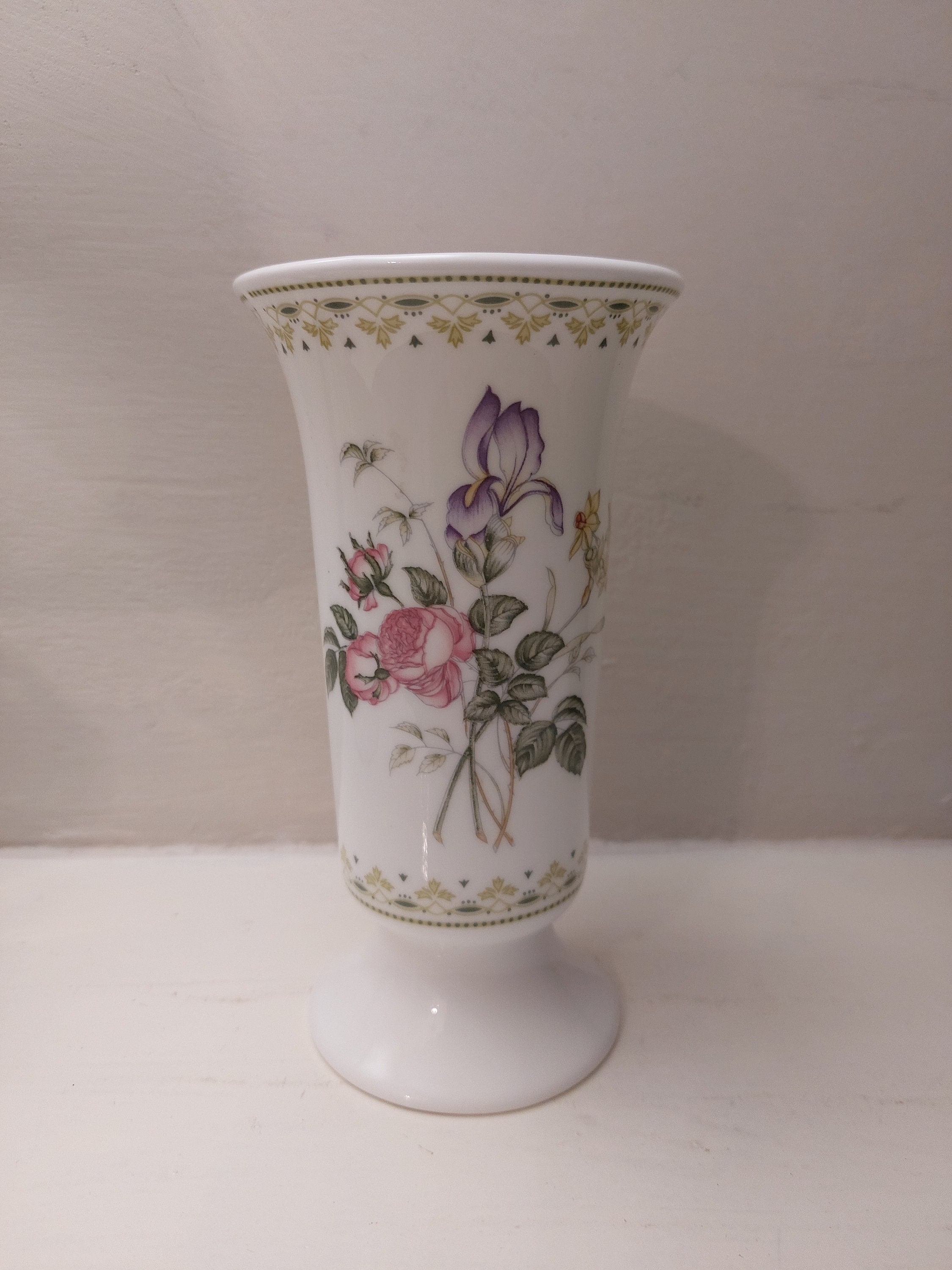 Vintage Royal Doulton 6" Vase Camilla Design