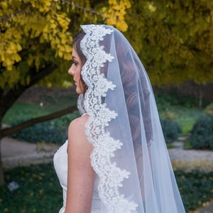 Cathedral Long Lace Mantilla Wedding Veil | VG1001