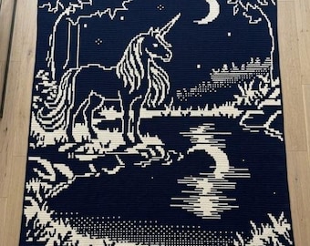 Modello PDF per coperta all'uncinetto con motivo unicorno in un lago e mosaico sovrapposto, design fantasy per bambini con animali.
