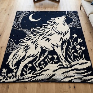 Op de afbeelding: Een marineblauwe en crèmekleurige vloerkleed met een huilende wolf onder een maan. Het vloerkleed heeft een gedetailleerd ontwerp van de wolf, maan en het omliggende landschap. Het vloerkleed is rechthoekig en lijkt van zacht materiaal te zijn.