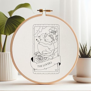 Padrão de bordado à mão de cartão de tarô de gato dos amantes, PDF amigável para iniciantes em animais, arte bruxa de argola DIY, bordado fácil celestial