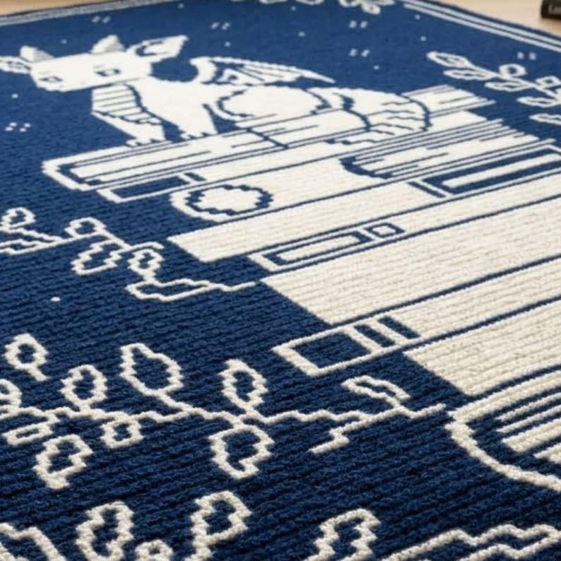 Pode incluir: Um tapete azul e branco com um design de drag&atilde;o pixelizado. O tapete tem um padr&atilde;o repetido de um drag&atilde;o em um ve&iacute;culo, com detalhes florais e estelares. O tapete &eacute; feito de um material macio e texturizado.