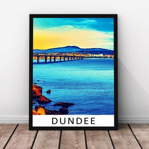 Poster con cornice in legno massello con stampa vettoriale di Dundee Travel, arte murale scozzese, illustrazione di paesaggio urbano, stampa su carta tradizionale, arredo urbano
