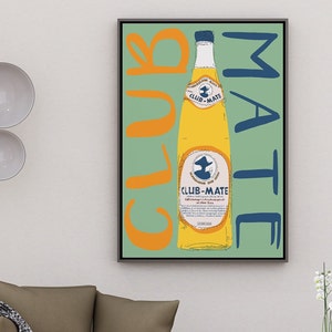 Op de afbeelding: Een groene en blauwe poster met de woorden "Club Mate" in oranje en blauw. Een gele fles met de tekst "Club-Mate" staat in het midden van de poster.