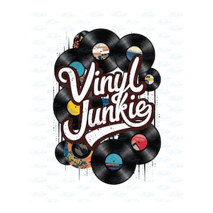 Può includere: Un design grafico con una pila di dischi in vinile vintage con il testo "Vinyl Junkie" in un font bianco, marrone e giallo.