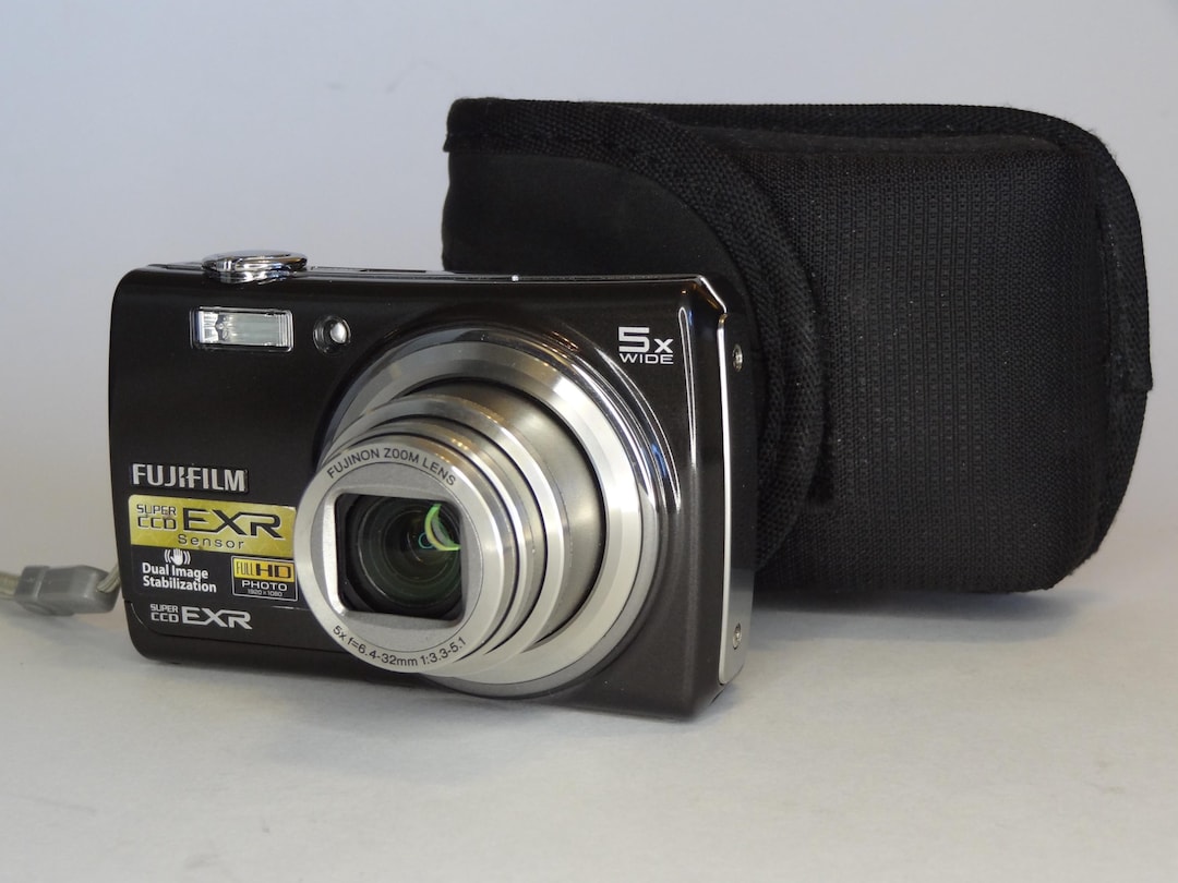 FUJIFILM Finepix F200EXR Black 12.0MP 5x Zoom Compact Digital