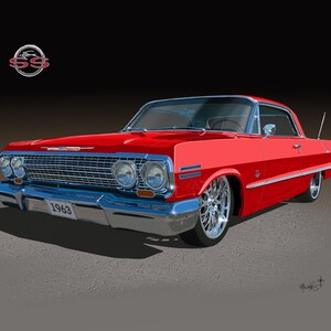 Może przedstawiać: Żywy czerwony Chevrolet Impala SS coupe z 1963 roku. Klasyczny samochód ma chromowane akcenty, srebrną kratkę i niestandardowe chromowane felgi. Przednia tablica rejestracyjna ma napis "1963". Logo SS jest widoczne nad samochodem.