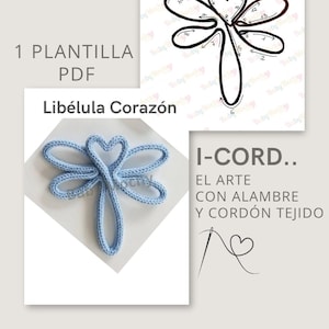 Op de afbeelding: Een lichtblauwe, koordgemaakte libelle-vormige knutsel met een hartvormige kop. De afbeelding bevat de tekst "1 Plantilla PDF Libélula Corazón" en "I-CORD.. EL ARTE CON ALAMBRE Y CORDÓN TEJIDO".