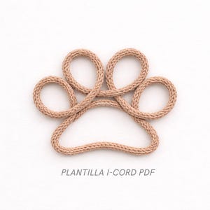 Puede incluir: Una huella de pata tejida de color beige sobre un fondo blanco. La huella está hecha de un cordón continuo, con el texto "PLANTILLA I-CORD PDF" debajo.